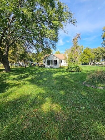 28243 W Fox River Rd in Cary, IL - Foto de edificio - Building Photo