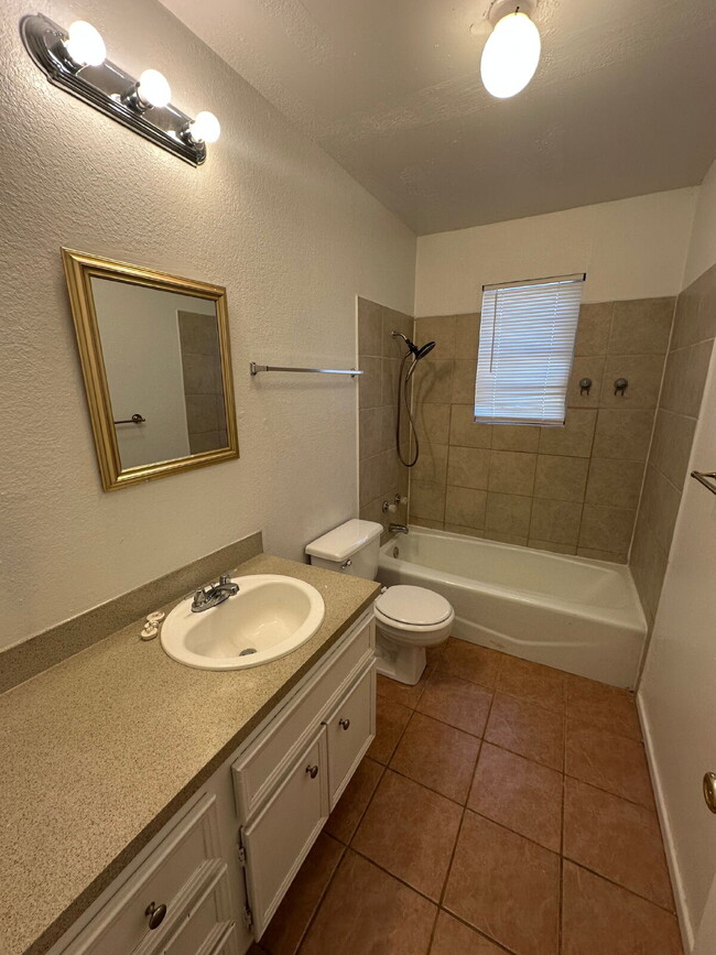 7308 Avenue W in Lubbock, TX - Foto de edificio - Building Photo