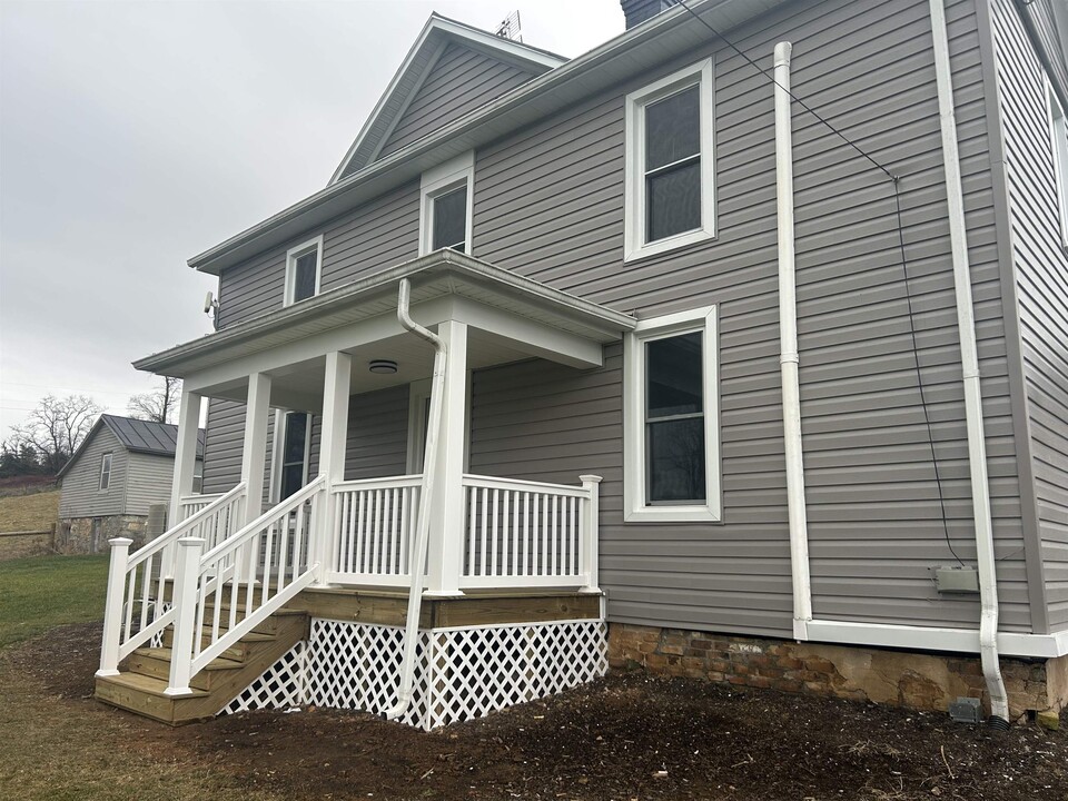 10 Drainage Divide Ln in Mount Solon, VA - Building Photo