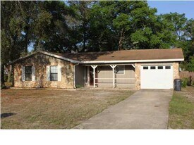 127 Patti Cove in Niceville, FL - Building Photo