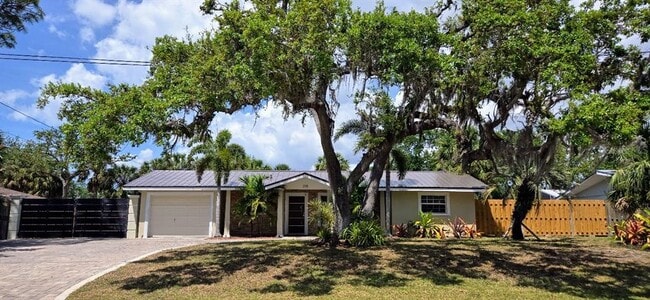 2115 Alvarado Ln in Sarasota, FL - Building Photo - Building Photo