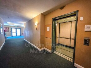 12439 Totem Lake Way in Kirkland, WA - Foto de edificio - Building Photo