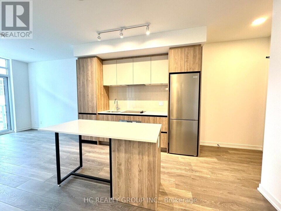 8 Beverley Glen Blvd in Vaughan, ON - Building Photo
