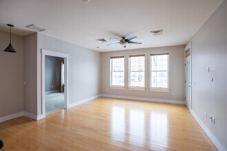 60 Winooski Falls Wy in Winooski, VT - Building Photo - Building Photo