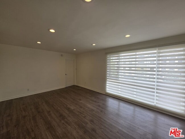 1635 S Beverly Glen Blvd in Los Angeles, CA - Foto de edificio - Building Photo