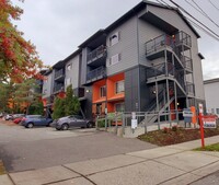 Kendal Court Apartments in Bellingham, WA - Building Photo - Building Photo