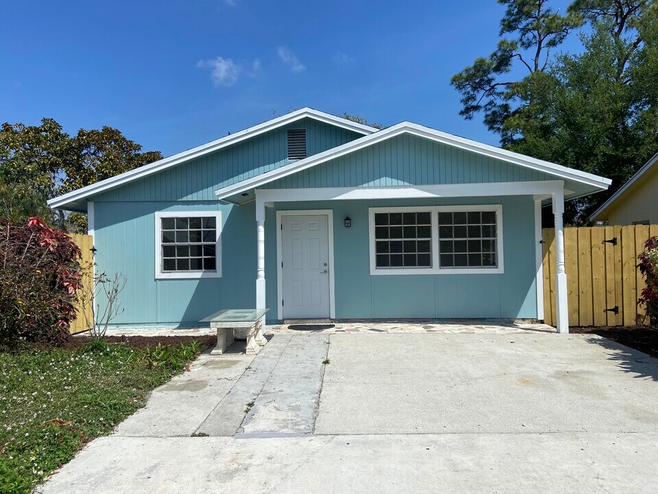 5839 Kumquat Rd in West Palm Beach, FL - Foto de edificio