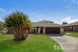 210 SE 4th St in Cape Coral, FL - Building Photo