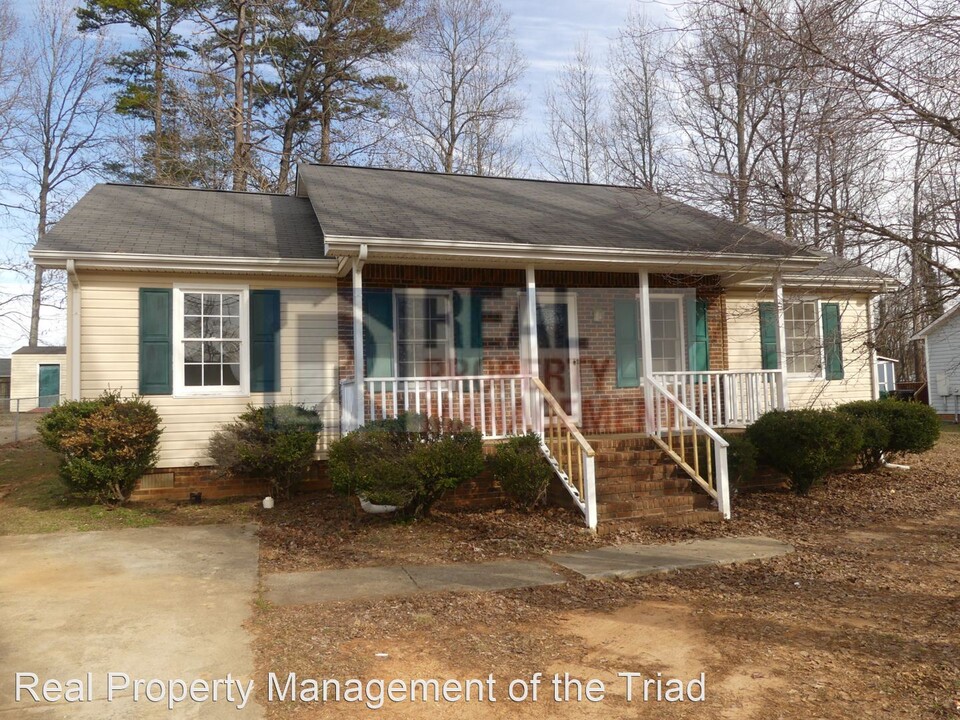 1607 Cedrow Dr in High Point, NC - Building Photo