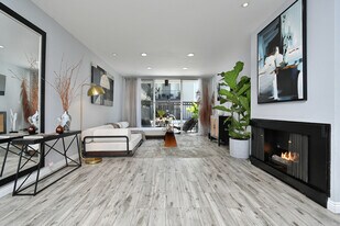 1351 N Crescent Heights Blvd, Unit 114 in West Hollywood, CA - Building Photo