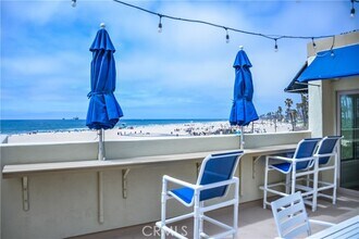 711 Pacific Coast Hwy in Huntington Beach, CA - Building Photo - Building Photo