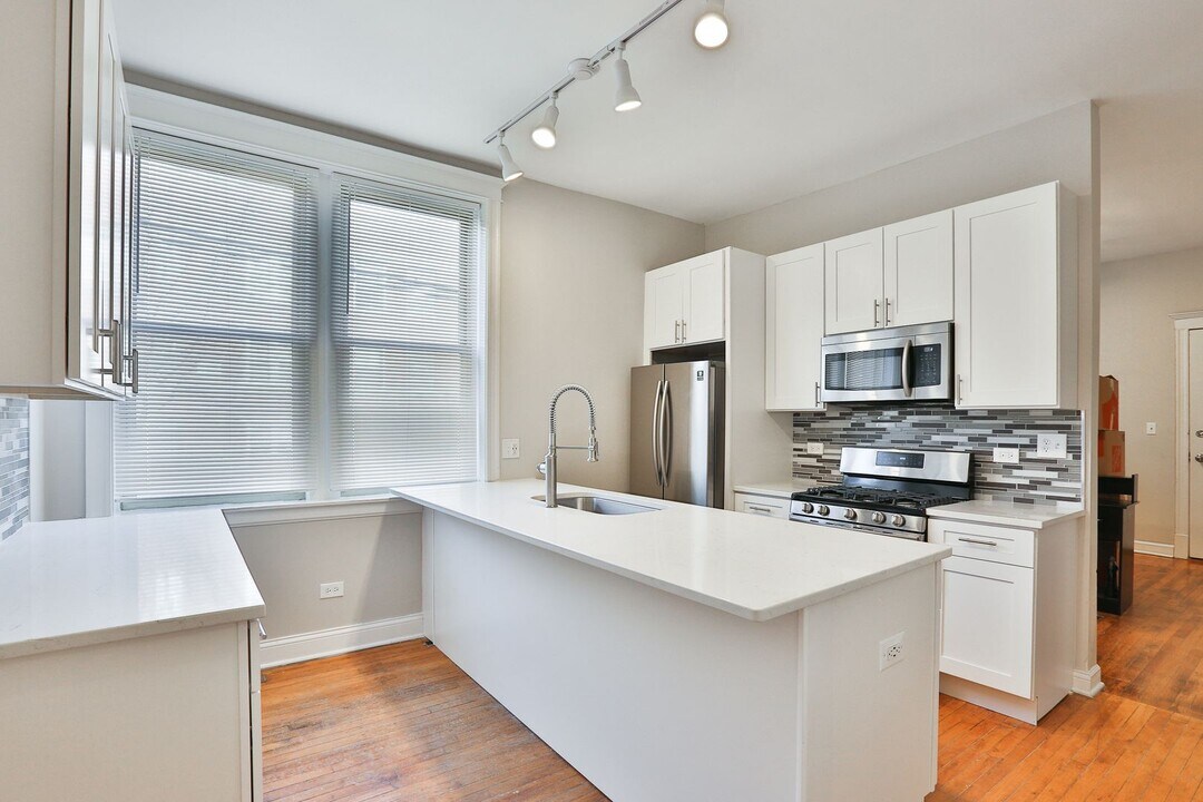 2221 W Le Moyne St in Chicago, IL - Building Photo