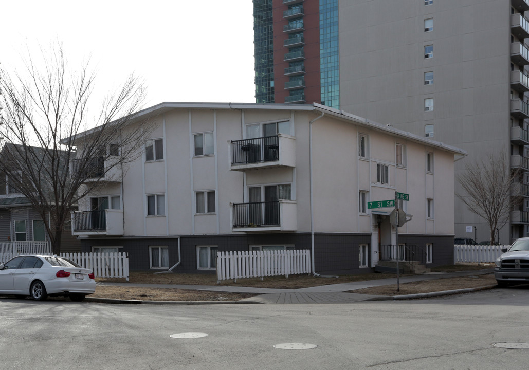 805 14 Av SW in Calgary, AB - Building Photo