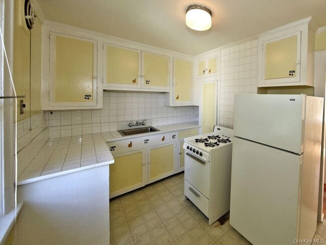 56 S Lawn Ave in Elmsford, NY - Building Photo - Building Photo