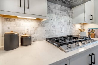 5205 Ridgeview Retreat Dr in Chantilly, VA - Building Photo - Building Photo