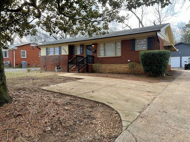 1920 Eastway Dr in Charlotte, NC - Foto de edificio - Building Photo