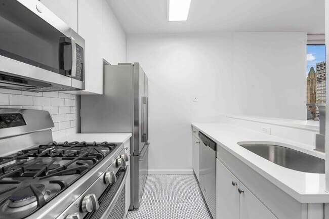 245 E 44th St in New York, NY - Foto de edificio - Building Photo