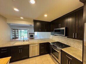 21555 Burbank Blvd in Los Angeles, CA - Building Photo - Building Photo