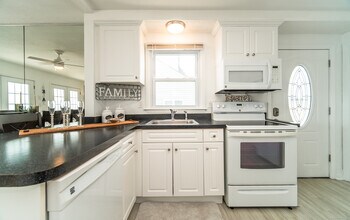 16 Beach Rd E in Old Saybrook, CT - Foto de edificio - Building Photo