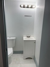 8030 NW 36th Pl in Miami, FL - Foto de edificio - Building Photo