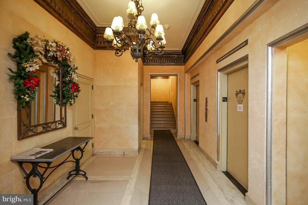 2031 Locust St-Unit -1803 in Philadelphia, PA - Foto de edificio