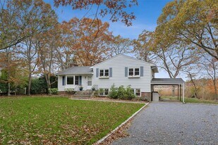 23 Old Main Rd in Quogue, NY - Building Photo