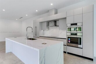 2842 SW 32nd Ct in Miami, FL - Building Photo - Building Photo