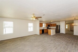 605 Snapdragon Ln in Desoto, TX - Building Photo - Building Photo