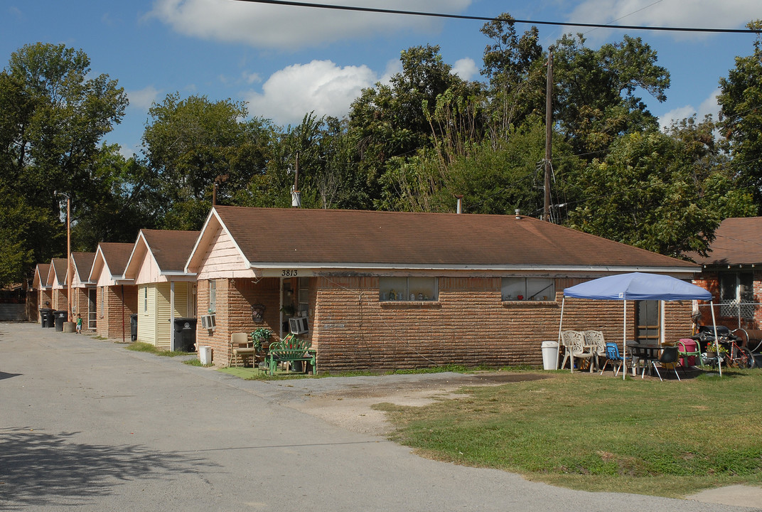 Wipprecht Plaza in Houston, TX - Building Photo