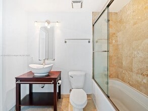 350 S Miami Ave in Miami, FL - Foto de edificio - Building Photo