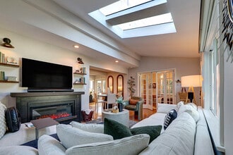 8326 Ridpath Dr in Los Angeles, CA - Foto de edificio - Building Photo