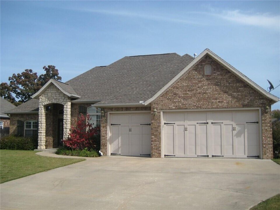 3909 SW Sycamore St in Bentonville, AR - Building Photo