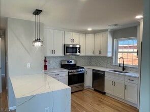 1036 Cross Ave in Elizabeth, NJ - Building Photo - Building Photo