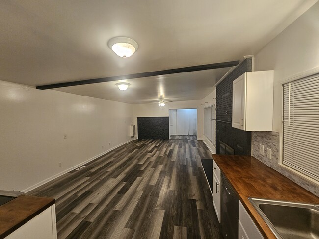 37252 Jefferson Ave, Unit 1 in Harrison Township, MI - Foto de edificio - Building Photo