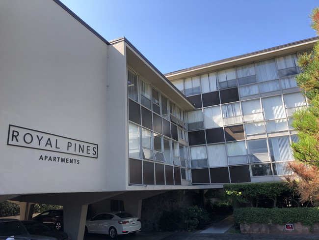 Royal Pines in San Mateo, CA - Foto de edificio - Building Photo