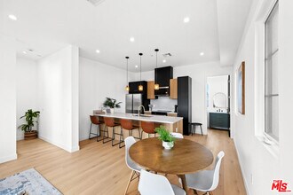 2324 S Dunsmuir Ave in Los Angeles, CA - Building Photo - Building Photo