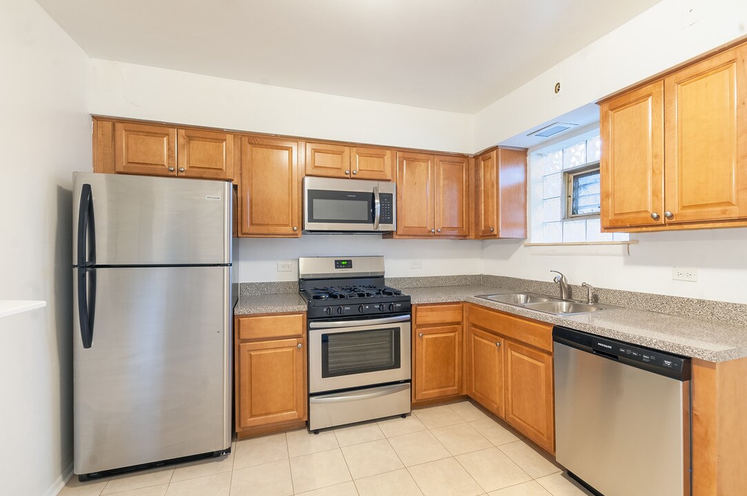 2003 W Touhy Ave-Unit -2003-204 in Chicago, IL - Building Photo