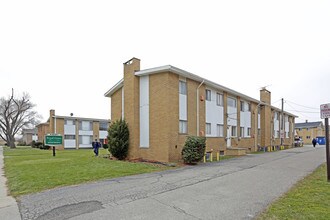 Royal Green Apartments in Warren, MI - Foto de edificio - Building Photo