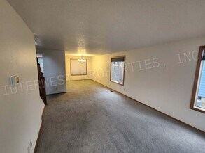 5887 NW 213th Pl in Portland, OR - Building Photo - Building Photo