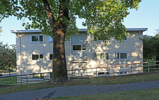 2108 Cassiar St