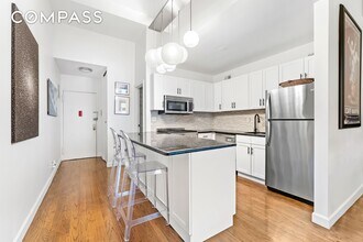 315 7th Ave in New York, NY - Building Photo - Building Photo