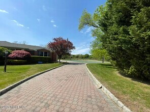 16 Woodland Dr in West Long Branch, NJ - Building Photo - Building Photo