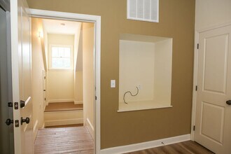 817 N Elm St, Unit H in Greensboro, NC - Building Photo - Building Photo