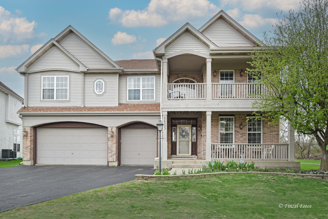 6625 Majestic Way in Carpentersville, IL - Building Photo