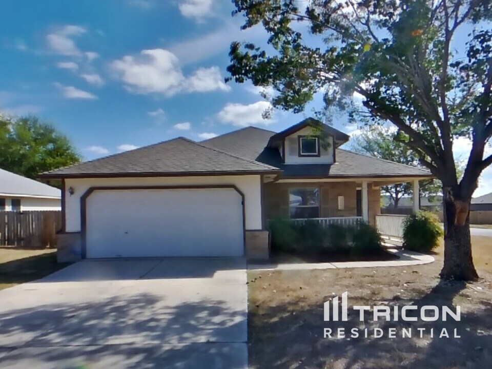 228 Fall Creek Dr in Kyle, TX - Building Photo