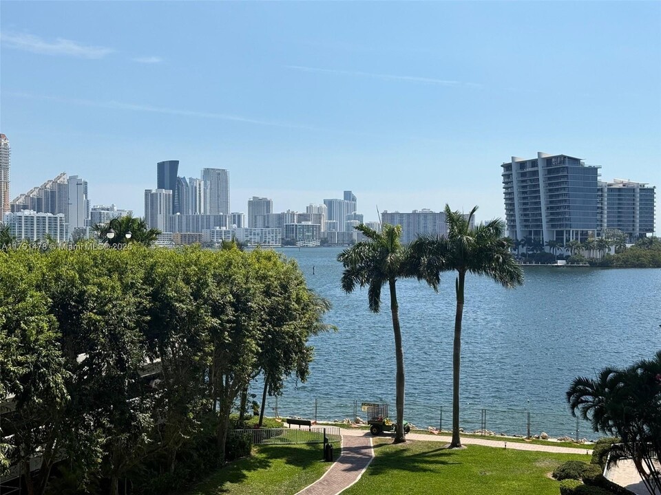3530 Mystic Pointe Dr, Unit 512 in Aventura, FL - Building Photo