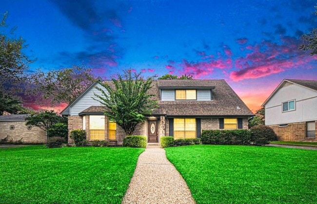 15014 Hollydale Dr in Houston, TX - Foto de edificio - Building Photo