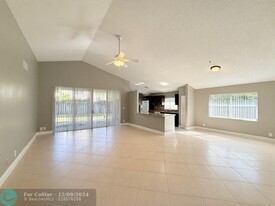 1020 NW 108th Ave in Plantation, FL - Foto de edificio - Building Photo