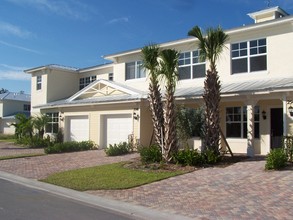 2500-2529 Creekside Dr in White City, FL - Building Photo - Building Photo