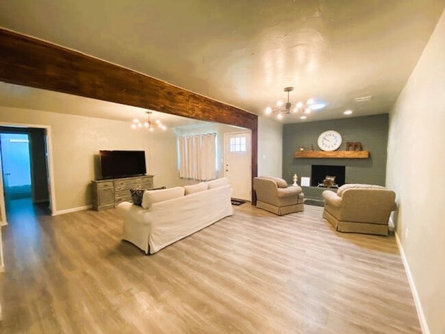 1100 Elmhurst St in Moore, OK - Building Photo - Building Photo